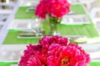 14 green placemats and bold pink flowers for colorful wedding decor