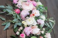 17 fresh floral table runner with pink flowers of different shades