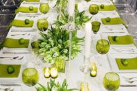 17 greenery color napkins and glasses looks fresh and contrasting with crispy whites