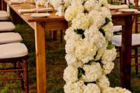 20 rich ivory hydrangea floral table runner makes a wow effect
