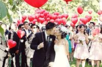 36 give red heart-shaped balloons to everyone to get amazing photos