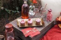 37 red touches for your romantic wedding picnic