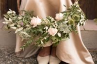 03 a hoop wedding bouquet is a huge 2017 trend