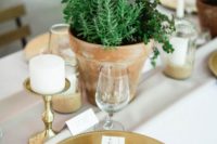 20 organic spring table with refined gold touches and fresh greenery