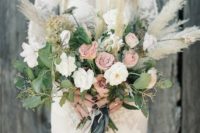 29 neutral flowers, greenery and pampas for a unique look