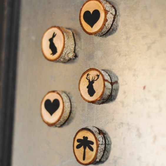 wood slice magnets as wedding guest favors