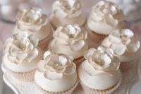 37 neutral-colored cupcakes with edible cream flowers