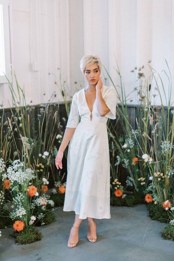 a plain modern midi dress with short sleeves and a deep neckline plus nude shoes are a great idea for a pre-wedding party