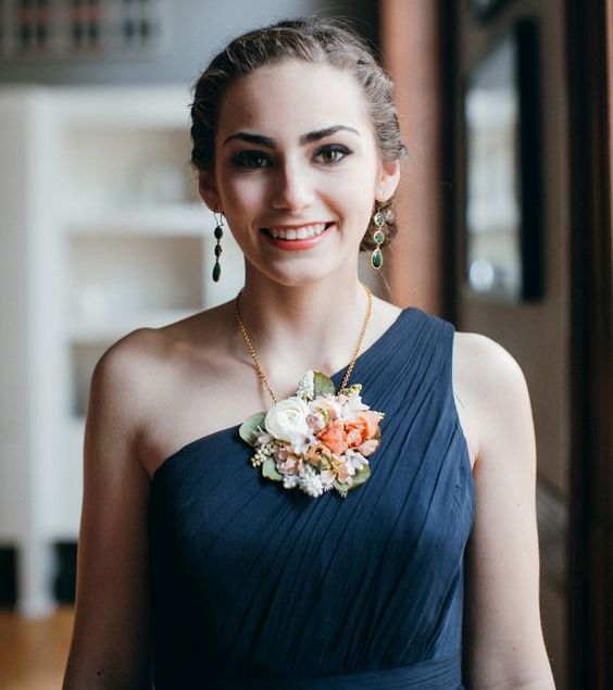 a contrasting floral necklace for the bridesmaid