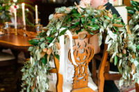 06 The couple’s chairs were decorated with leaves in a lush and bold way