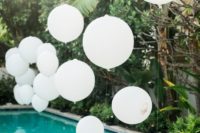 07 white balloons will give your pool a dreamy and airy look