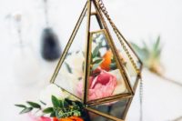 10 beautiful flower-filled terrarium with a chain to hang if you want