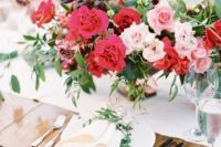 13 These bold flowers looked very chic and you can steal this idea for your bold summer nuptials