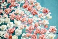 13 floating pink and white flowers in the pool will make your wedding more romantic and chic