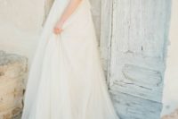 15 casual wedding dress with short sleeves, a lace bodice and a tulle skirt