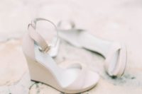 16 modern cream-colored wedges are ideal for a summer wedding