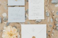 20 organic neutral invites in shades of grey-green