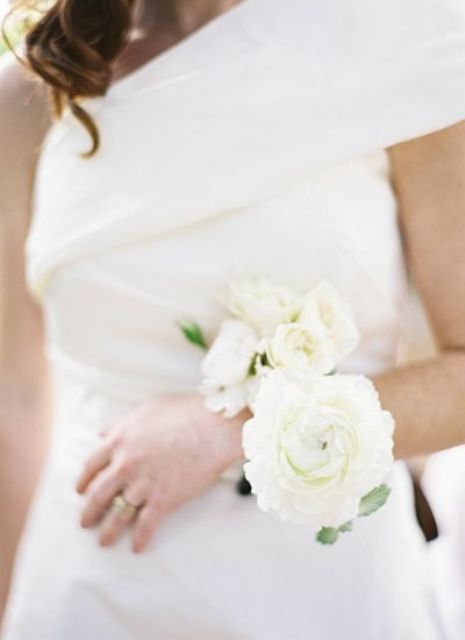 oversized ivory flowers corsage for the mother of the bride