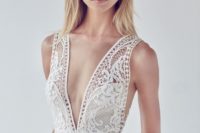 01 wedding gown with a plunging neckline and thick straps made of lace, a plain skirt with pockets
