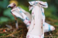 02 beautiful floral wedding shoes with bows look very delicate