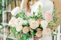 04 The bridal bouquet was done in soft peachy and blush shades with greenery