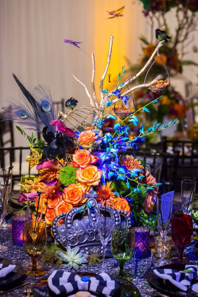 The wedding tables were decorated boldly, uniting the crazy Dali's works inspiration and Alice in Wonderland ideas