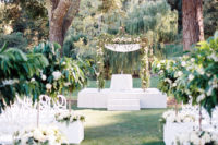 05 The wedidng aisle and chuppah looked very elegant and chic