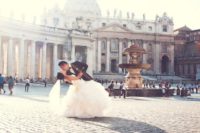 05 the happy couple kissing in the center of Rome in sunlight