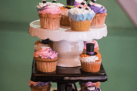 08 Bold and fun cupcakes that perfectly fit both wedding themes