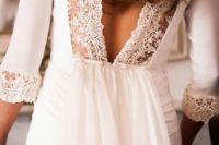 20 plain wedding dress with half sleeves and a V cut back decorated with lace