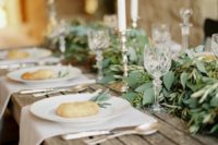 25 rustic table decor with bread and eucalyptus, candles for a refined look