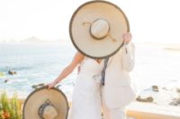 28 sombreros for taking photos or as guest favors