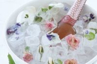 29 floral ice cubes will remind of the garden venue