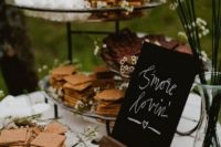 29 s’mores bar decorated with fresh flowers