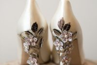 31 ivory shoes with heels decorated with metallic leaves and pink flowers