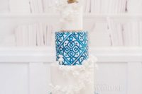 33 wedding cake inspired by Moroccan tiles and with white sugar flowers