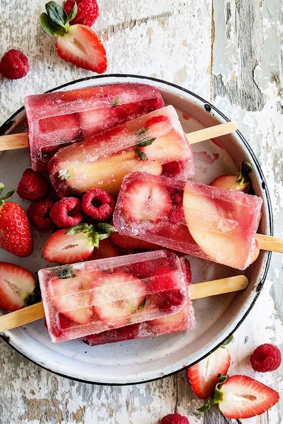 fresh strawberry popsicles are amazing to cool your guests