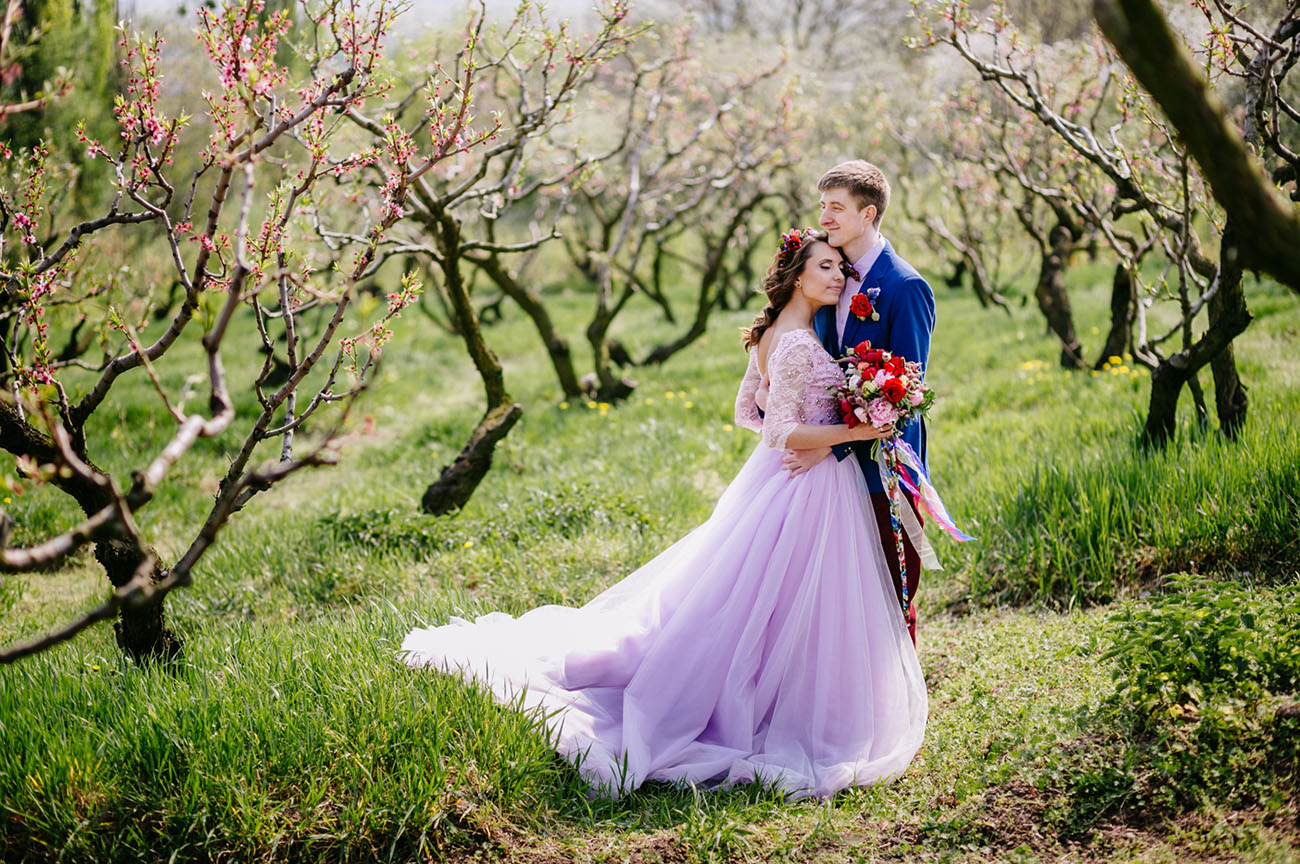 This gorgeous colorful wedding took part in an apple orchard in the center of the city