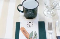 02 a simple place setting with emerald touches and a mug favor