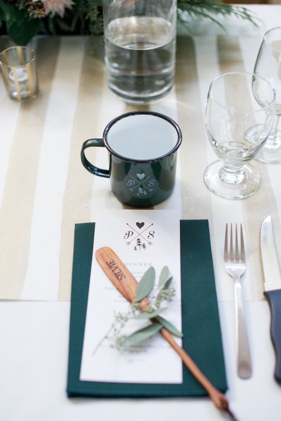 a simple place setting with emerald touches and a mug favor