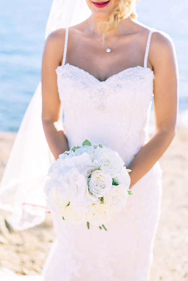 She was carrying an all-white bouquet for an elegant look