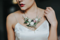 04 Floral jewelry is one of the hottest trends, and the bride was rocking a gorgeous necklace