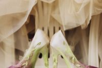 05 The bridal shoes are customized by the bride and turned into magical ones