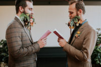 05 The grooms were rocking fancy beards with flowers and greenery, you know about this trend, I’m sure