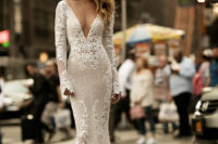 07 All-lace dress with a plunging neckline with long sleeves and a small train