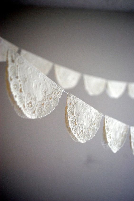 doilies garlands will give a sweet and cute touch to the decor
