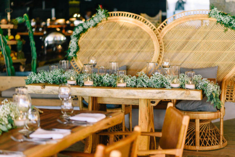The decor of the tables was minimal, the stylists opted for baby's breath and candles