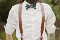 15 ocher pants, a white shirt, brown leather suspenders and a matching belt, a colorful bow tie