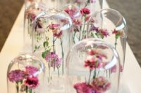 17 cloches with pink flowers that seem to float in the air