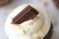 22 s’mores cupcakes are great for camp weddings